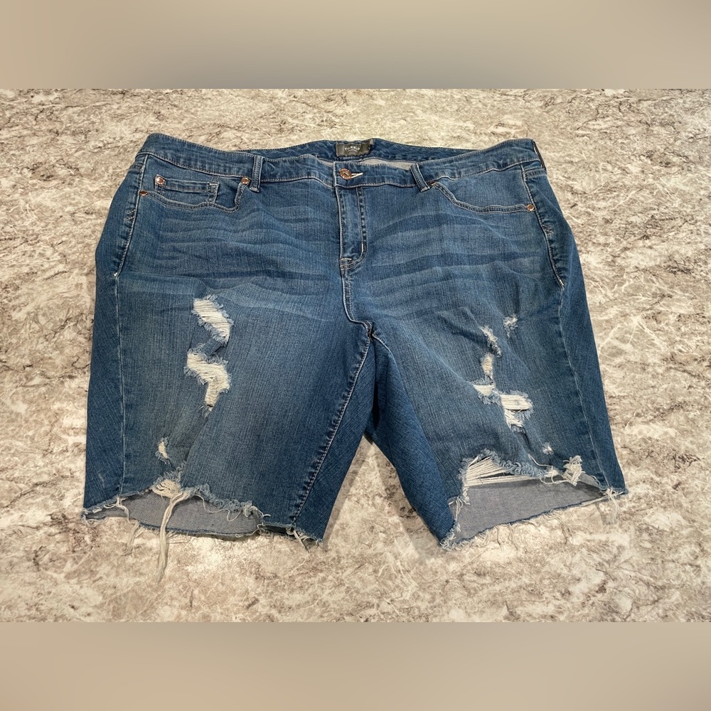 Torrid distressed Jean shorts size 26 Feel the fit